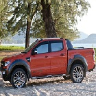 Un Ford Ranger sous un arbre