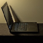 Un ordinateur portable Lenovo vu de profil