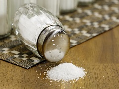 Une salière avec du sel sur une table
