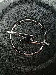 Le volant d’une voiture de la marque Opel