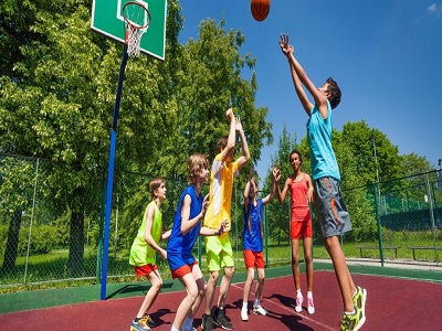 Des enfants qui jouent au basket-ball