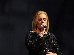 Adele chante sur scène