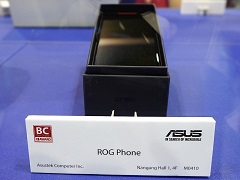 Un smartphone Asus dans sa boîte