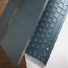 Un laptop Asus semi-fermé