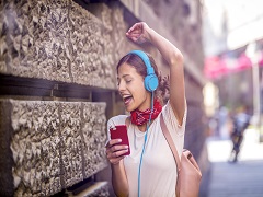 Une femme en train d’écouter de la musique avec son casque audio