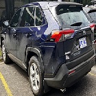 Un RAV4 garé sur un parking