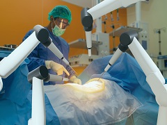Un médecin avec trois bras robotiques