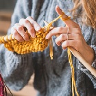 Le tricot mania, une nouvelle tendance qui réduit le stress