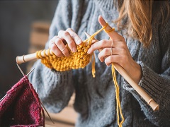 Une femme en train de tricoter