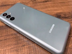 Le dos d’un Samsung M13 4G
