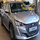 La face avant d’une Peugeot e-208