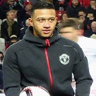 Memphis Depay tient le ballon sur la pelouse