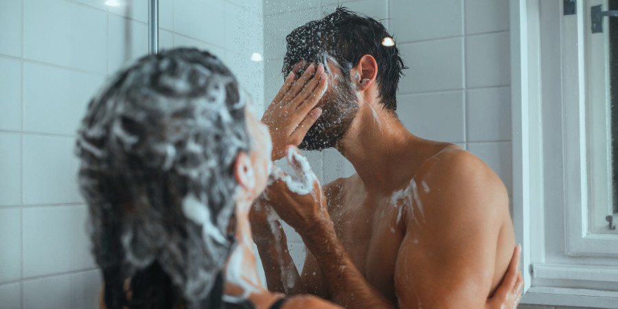 Une femme et un homme sous la douche