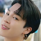 Jimin de BTS avec une boucle d’oreille