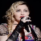 Madonna chante sur scène