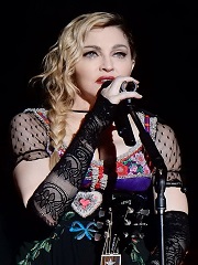 Madonna chante sur scène