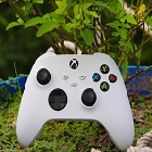 Une manette Xbox sur un pot de fleur