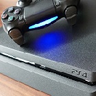 Une console PS4 avec une manette