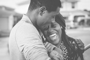 Deux amoureux heureux et souriants