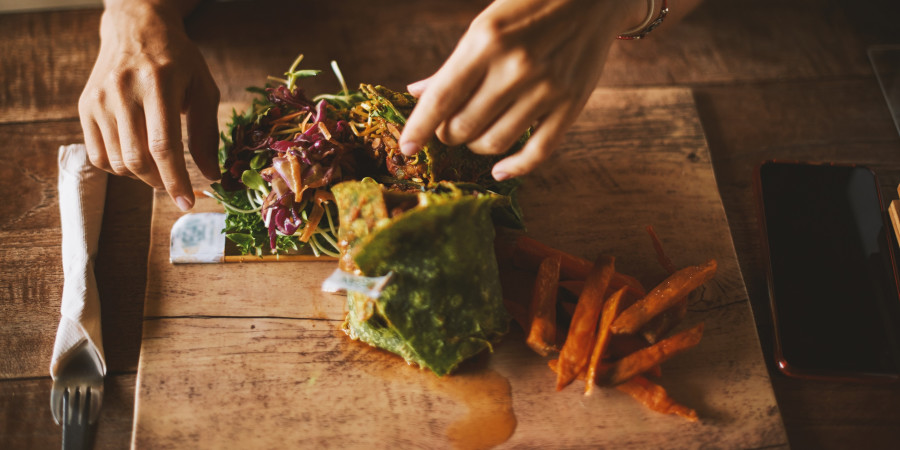 Deux mains en train de préparer un plat vegan