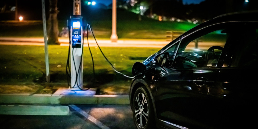 Une voiture électrique branchée sur une borne de recharge