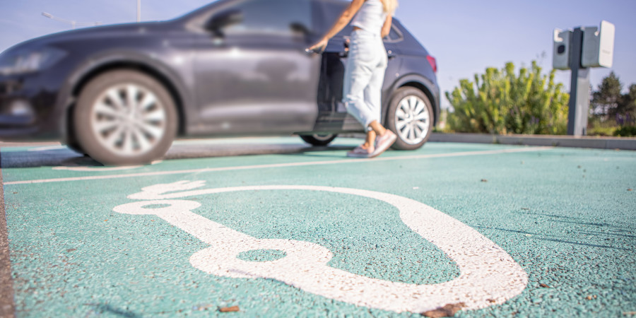 Une femme sur le point d’ouvrir la portière d’une voiture