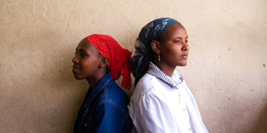 Deux jeunes femmes africaines côte à côte.
