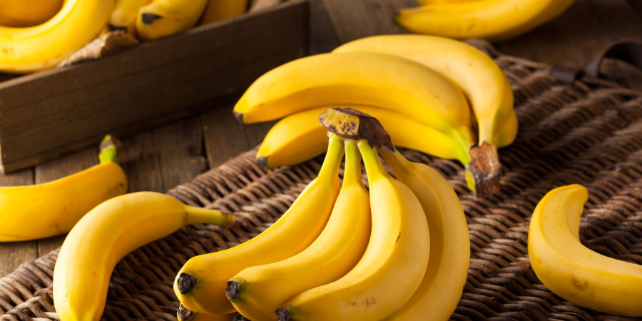 Des bananes posées sur une table