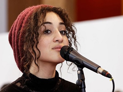 Camélia Jordana devant un micro