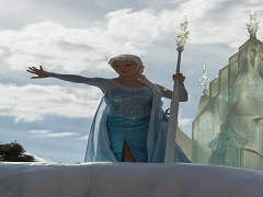 Une comédienne interprétant Elsa à Disneyland Paris