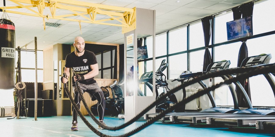 Un homme qui fait du fitness en salle de sport