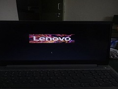 Un ordinateur portable affichant le nom de la marque Lenovo