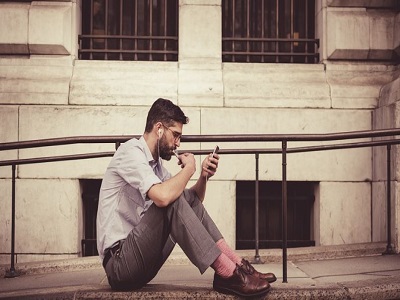 Un homme collé avec son smartphone