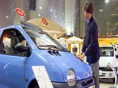 Un homme près d’une voiture Renault Twingo 