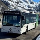 Un Rétrofit bus circule dans la montagne à Tignes