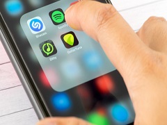 Personne utilisant un smartphone pour activer Spotify