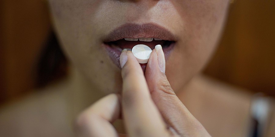 Une femme qui prend une pilule contraceptive 