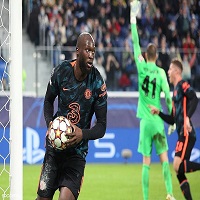 Romelu Lukaku avec un ballon sous le maillot des Blues