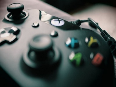 Une manette de jeu Xbox en mode zoom