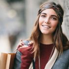 Le headband, l’accessoire mode à porter pendant le printemps