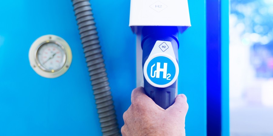 Personne tenant une pompe de recharge d’hydrogène