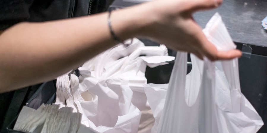 Une main tenant des plastiques biodégradables