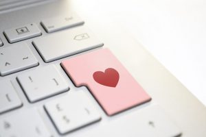 Une touche de cœur rouge sur un clavier d’ordi