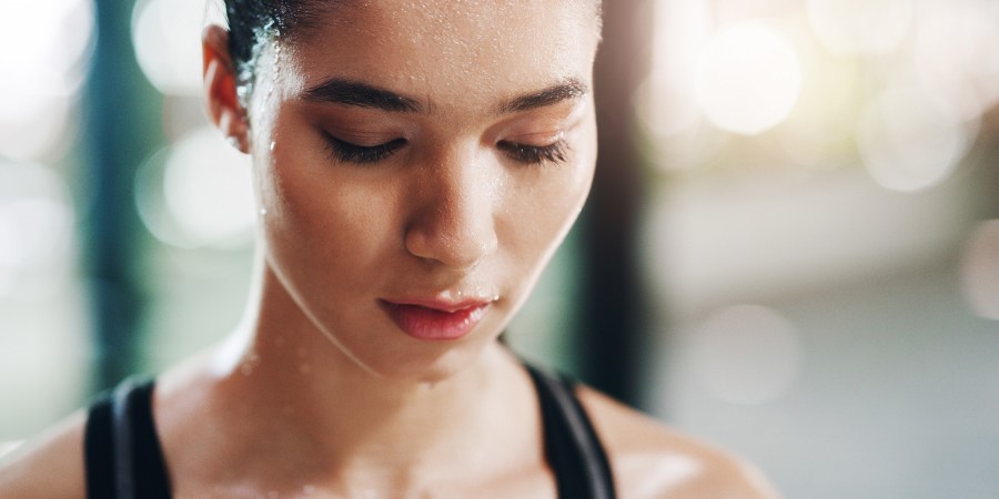 Une femme qui transpire après le sport