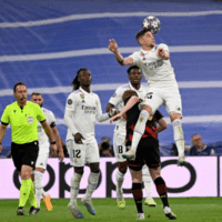 Federico Valverde degageant le ballon de la tête