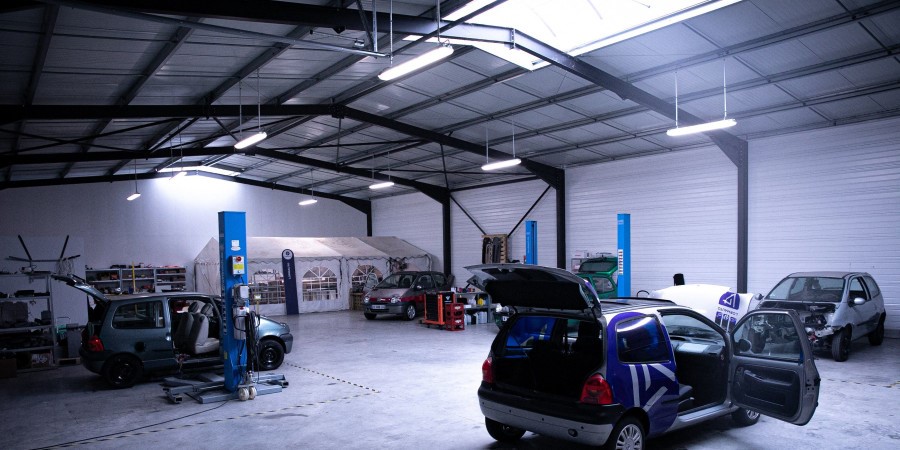 Le garage de Lormauto où on rétrofite les Twingo à Lisieux