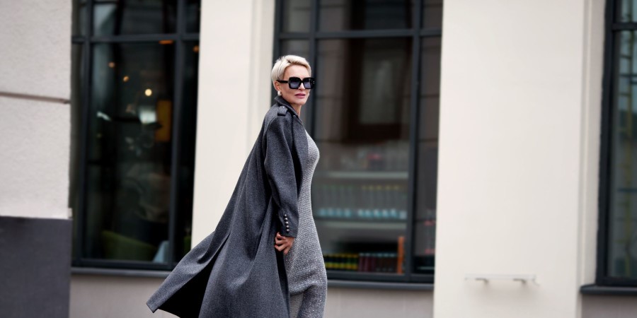 Une femme habillée selon les codes de l’esthétique modest fashion