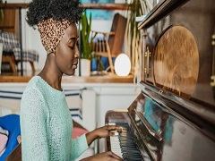 Une femme qui joue au piano
