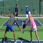 Pickleball, le sport de raquette qui séduit les personnes âgées