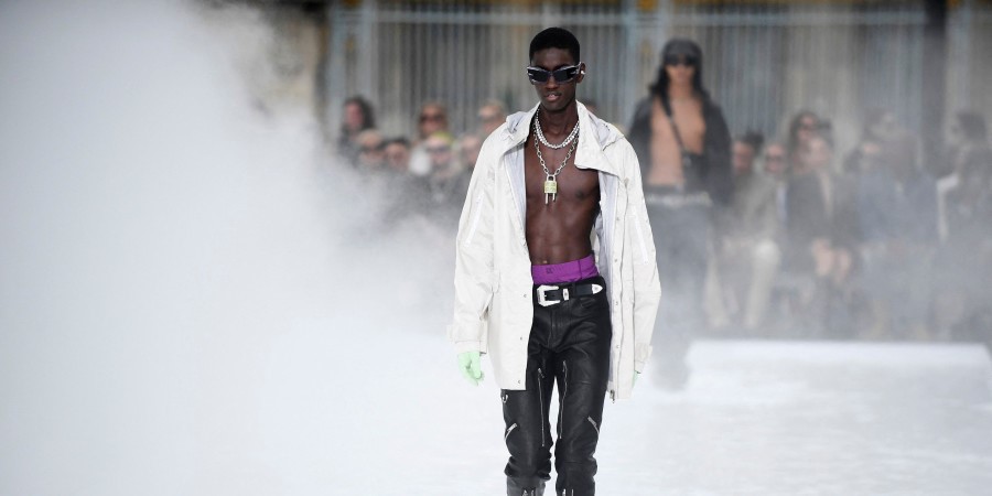 Le style sagging aperçu sur un mannequin homme pendant un défilé de mode